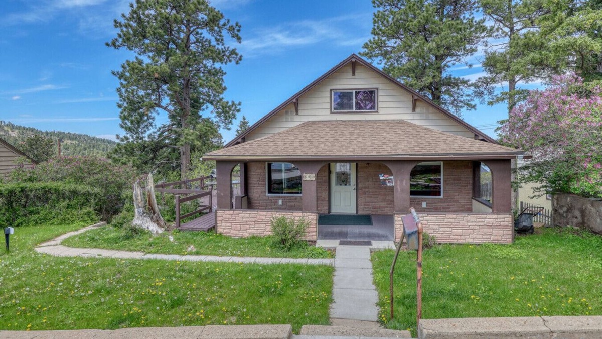 Deadwood House | 3 Bedroom 2 bath W/amazing deck views 3mi from Deadwood