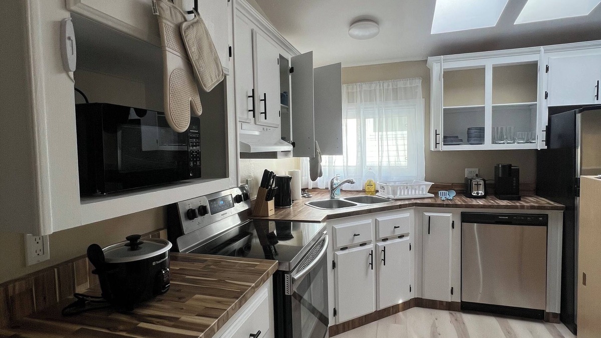 Yellowknife House | 3 bedroom, 2 bathroom across from Walmart, 5 minutes to the airport & hospital.