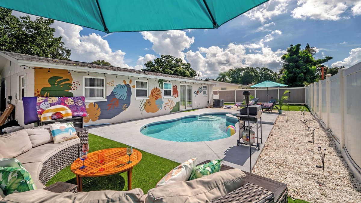 Palm Harbor House | 3 Bedroom 2 Bathroom HEATED POOL home with putting green! Pet Friendly