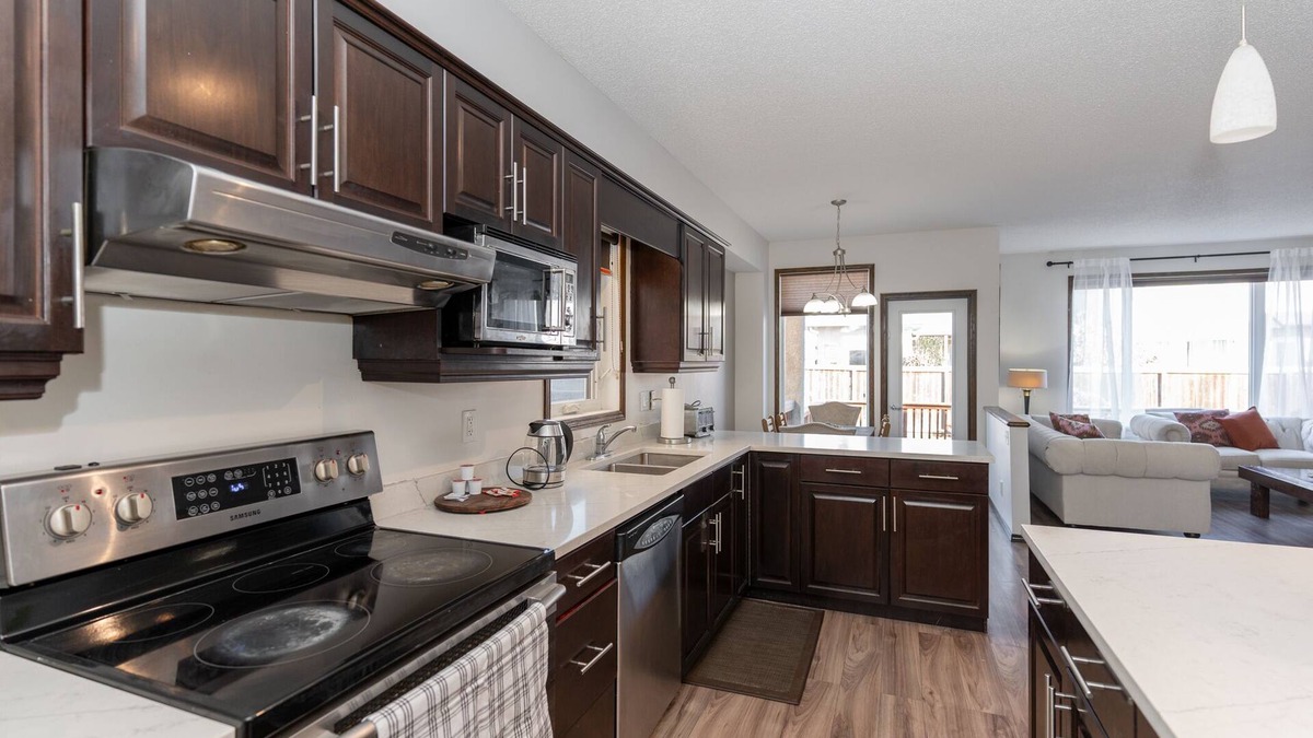 Winnipeg House | 3 bedroom + 2 bathroom Bungalow House in River Park South of Winnipeg