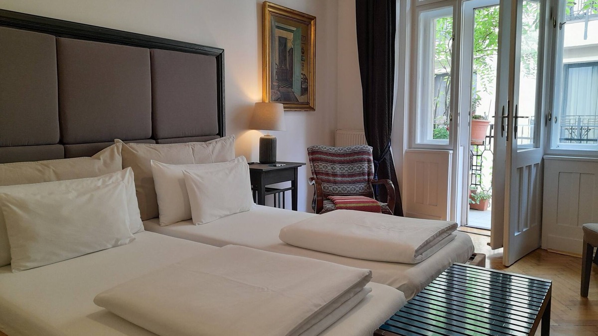 Terezvaros Apartment | 3 bedroom 2 bathroom balcony suite next Opera house n& private tours by owner
