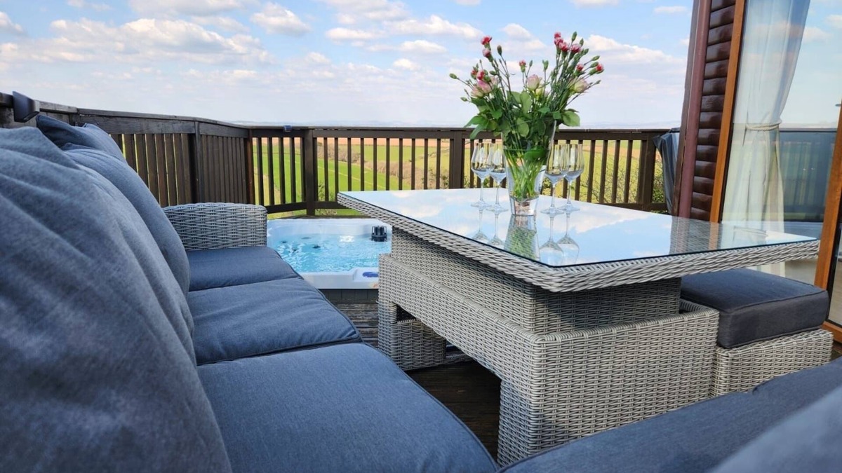 Saint John Ski Chalet | 3 bedroom, 2 bathroom Seaside Lodge, Hot Tub, Views. Whitsand Beach, Pool, Wifi
