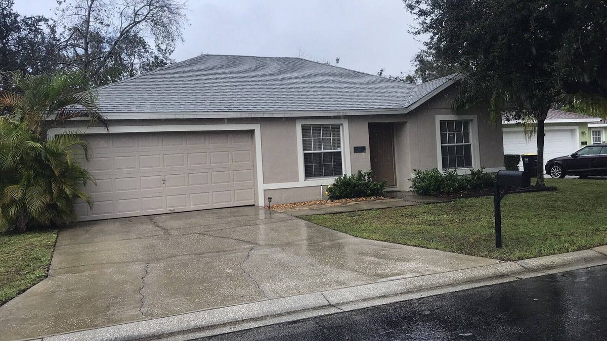 Thousand Oaks House | 3 Bedroom/2 Bathroom Home with Enclosed Porch (Sleeps 5-6)