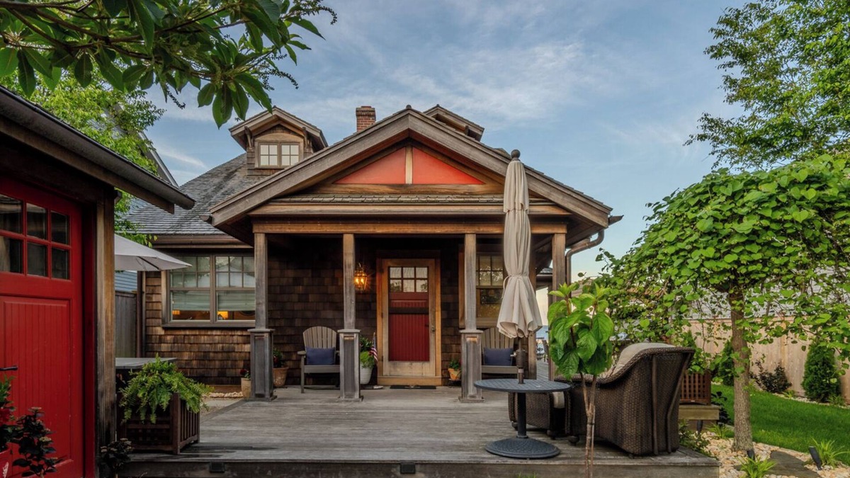 North Kingstown House | 3 bedroom, 2 full bathroom water view and ocean front property. Outdoor kitchen and lounge chairs.