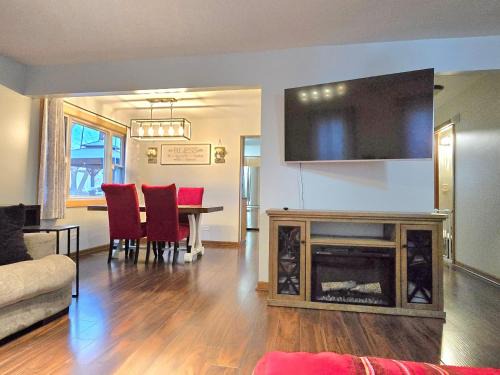 Fox Valley House | 3 bedroom 3 bath lovely home in Aurora IL