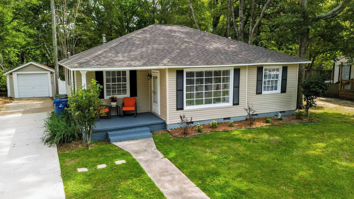 Hattiesburg House | 3-bedroom/3 bathroom Southern Cottage in the center of everything.