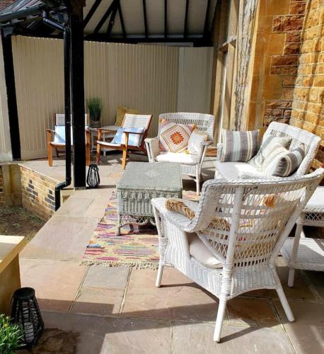 Reigate Apartment | 3 bedroom 3 bathroom ground floor condo with veranda