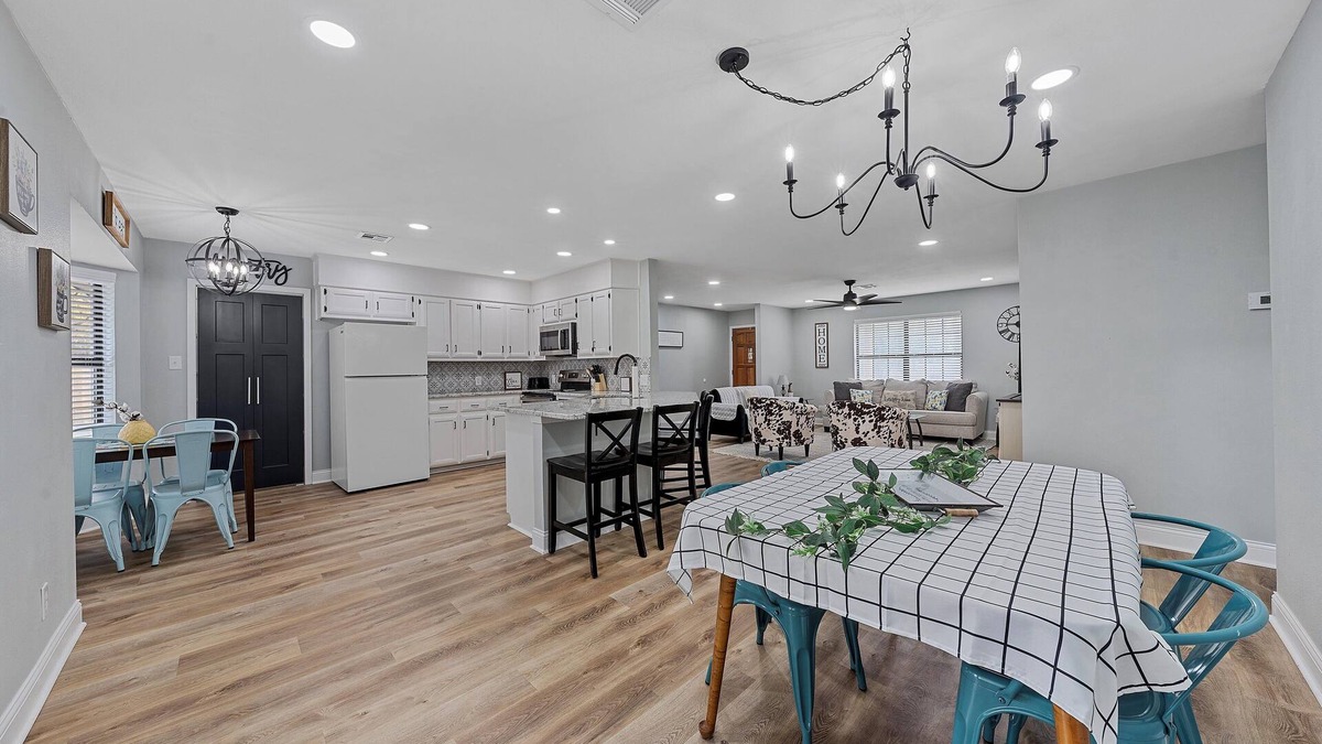 Woodway House | 3 Bedroom/3 Bathroom Home in Waco - Hammock, Firepit, Spacious Layout