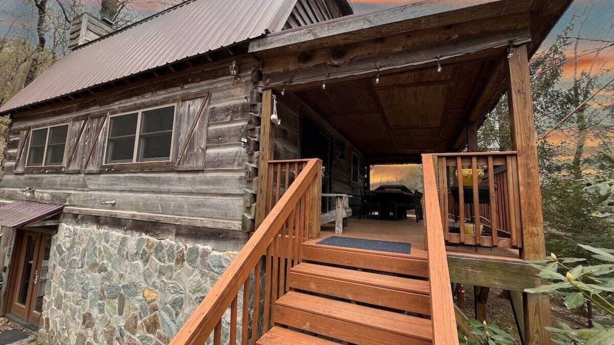 Wolf Laurel Cabin | 3 Bedroom + 3 Bathroom with Hot Tub - Ski Access less than 1 mile!