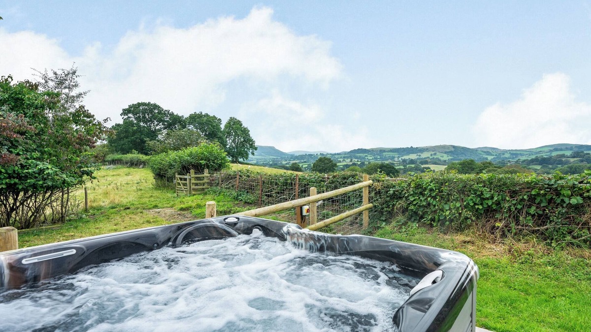 Llandrindod Wells Cottage | 3 bedroom accommodation in Hundred House, near Llandrindod Wells