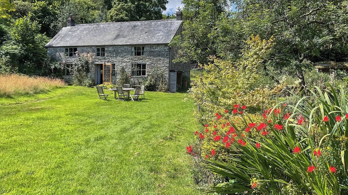 Llandrindod Wells Cottage | 3 bedroom accommodation in Hundred House, Llandrindod Wells