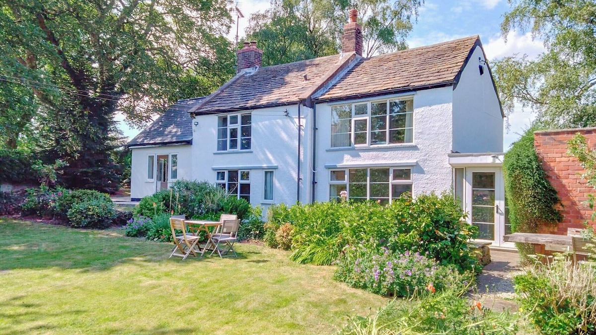 Ault Hucknall Cottage | 3 bedroom accommodation in Heath, near Chesterfield