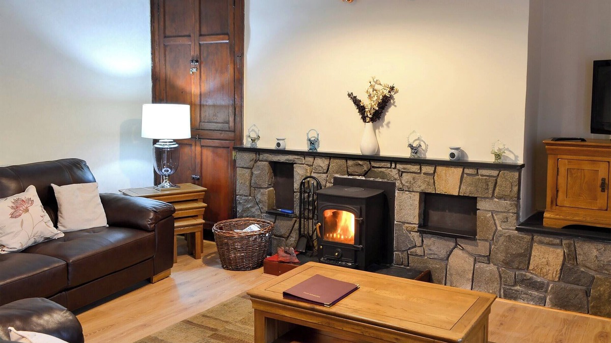 Llandwrog Cottage | 3 bedroom accommodation in Pontllyfni, near Caernarfon