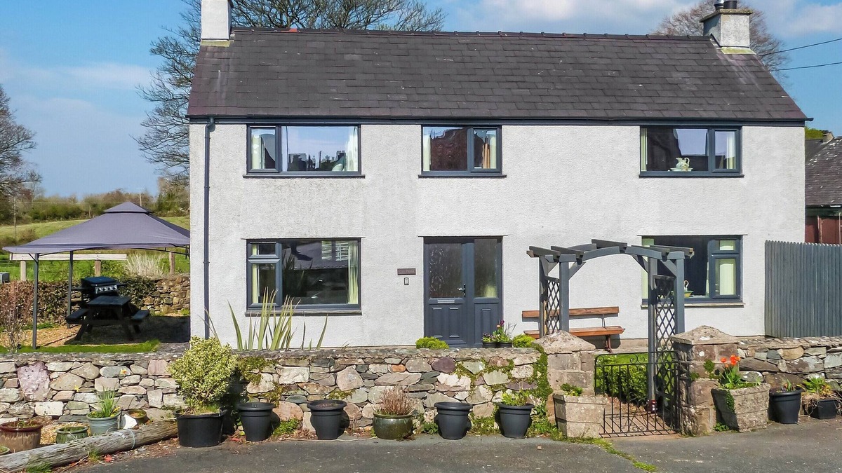 Llanrug Cottage | 3 bedroom accommodation in Llanrug, near Caernarfon