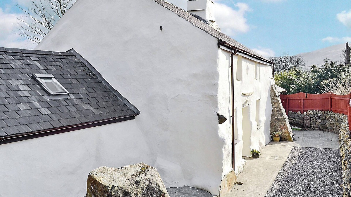 Brynrefail Cottage | 3 bedroom accommodation in Waunfawr, near Caernarfon