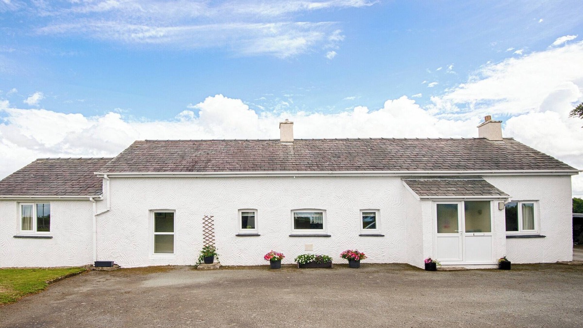 Pont-rug Cottage | 3 bedroom accommodation in Pontrug, near Caernarfon