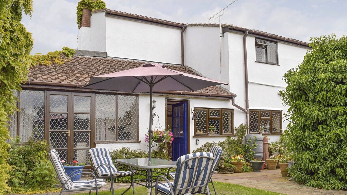 Lowestoft Cottage | 3 bedroom accommodation in Oulton Broad, near Lowestoft
