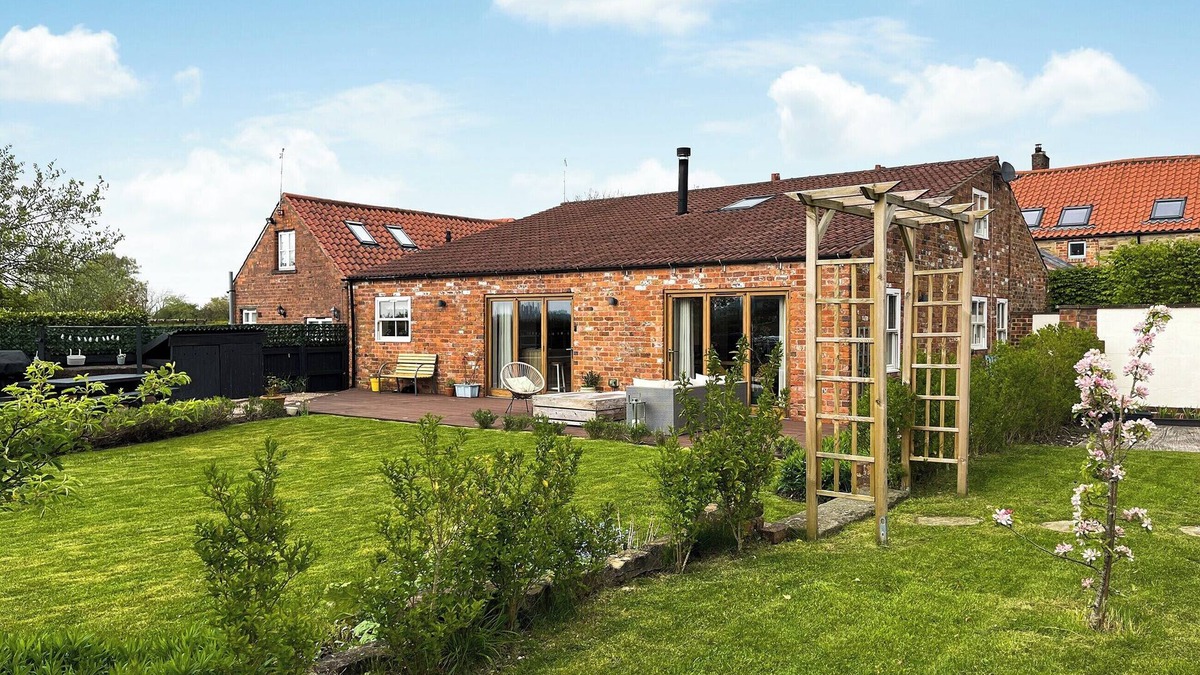 Sutton-in-Ashfield Cottage | 3 bedroom accommodation in Teversal