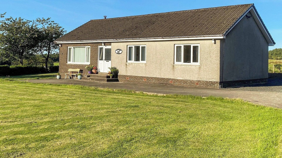 Airdrie Cottage | 3 bedroom accommodation in Plains, near Glasgow