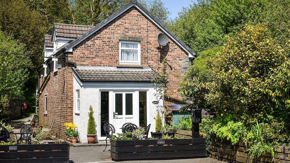 Whitland Cottage | 3 bedroom accommodation in Cwmbach