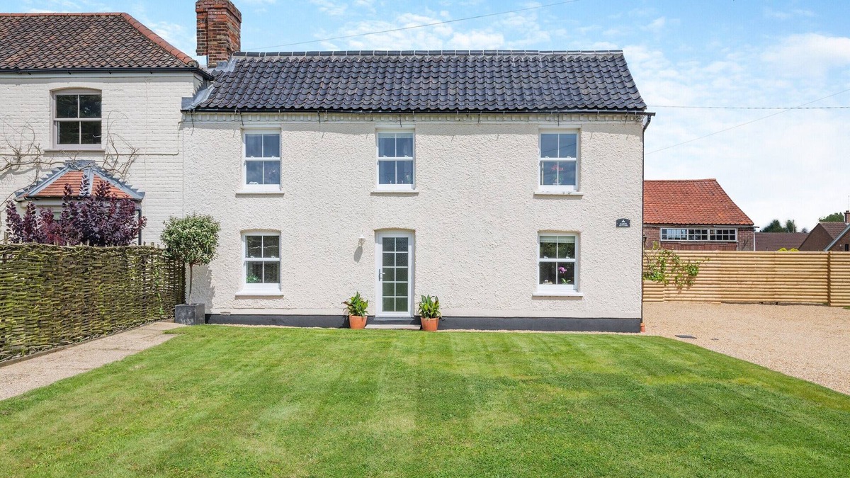 East Dereham Cottage | 3 bedroom accommodation in Longham