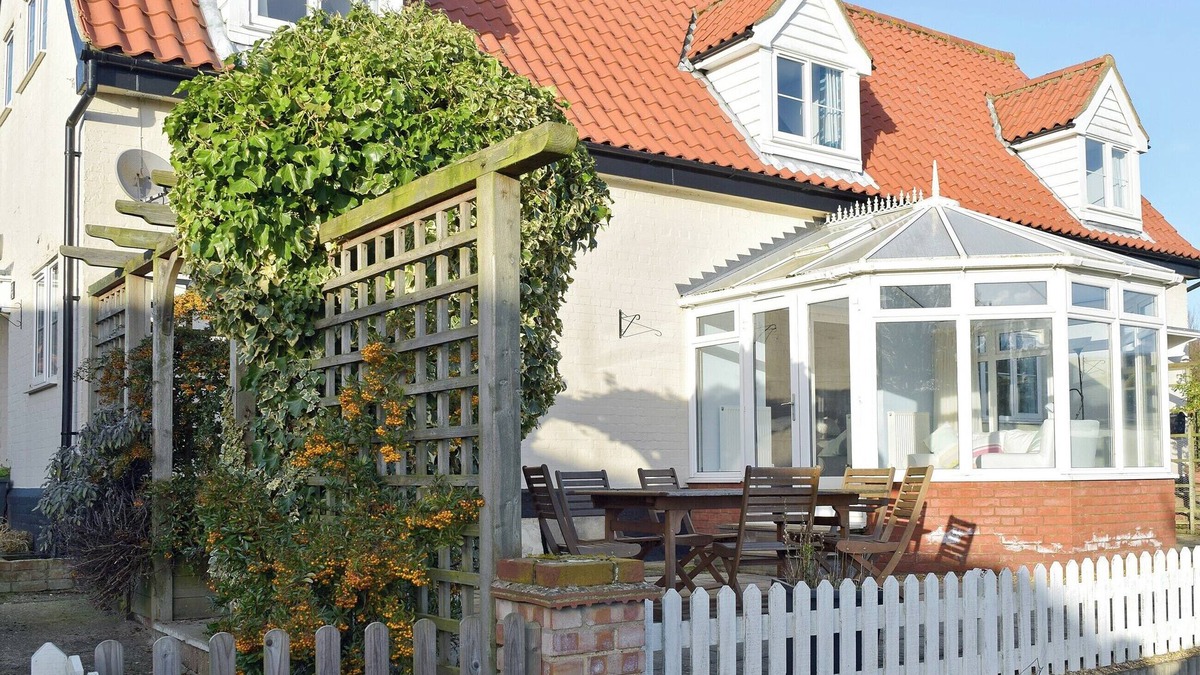 Ipswich Cottage | 3 bedroom accommodation in Tattingstone, near Ipswich