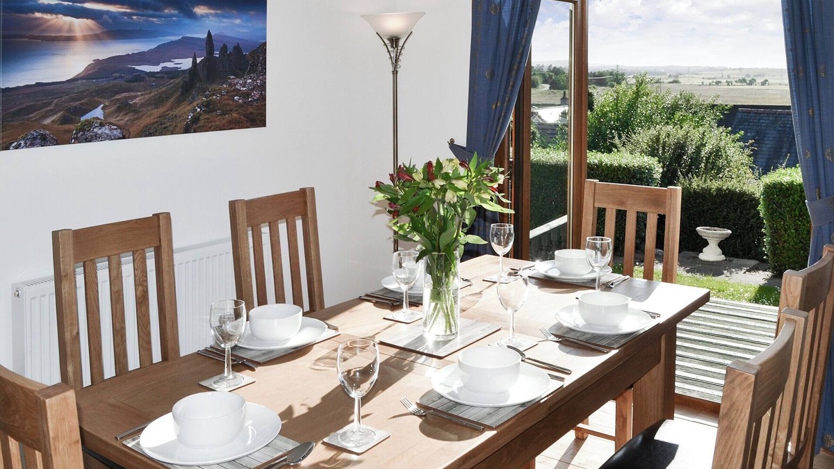 Elgin Cottage | 3 bedroom accommodation in Lhanbryde, near Elgin