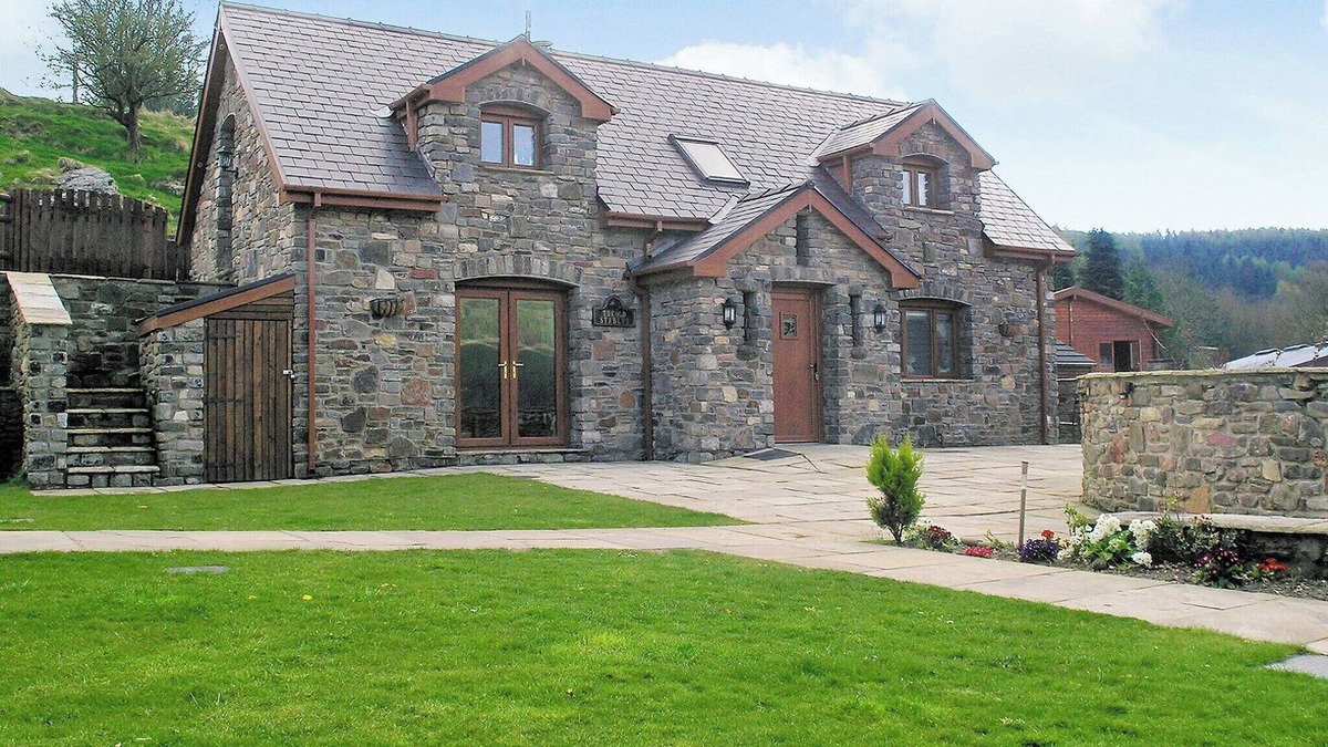 Neath Cottage | 3 bedroom accommodation in Crynant, near Neath
