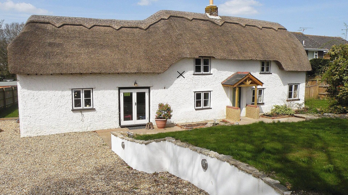 New Forest District Cottage | 3 bedroom accommodation in Bransgore, near Christchurch