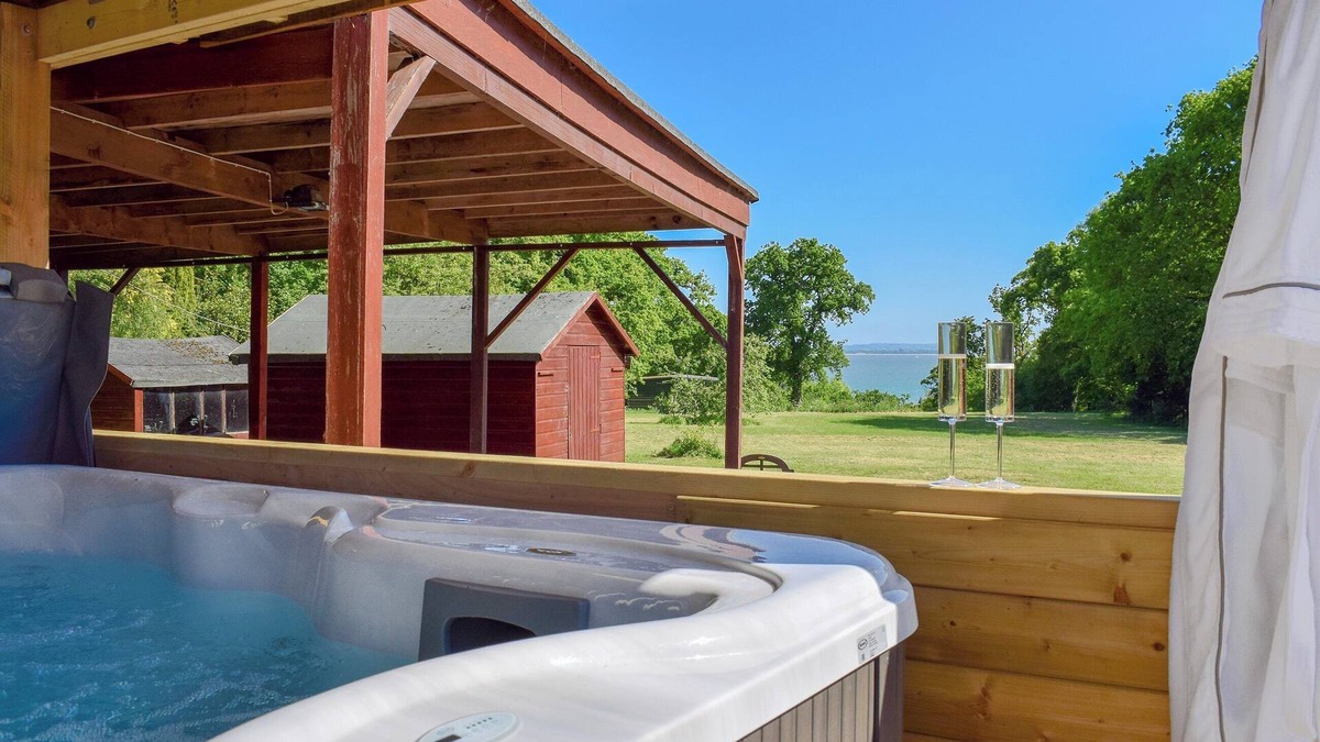 Ryde Cottage | 3 bedroom accommodation in Wootton, near Ryde