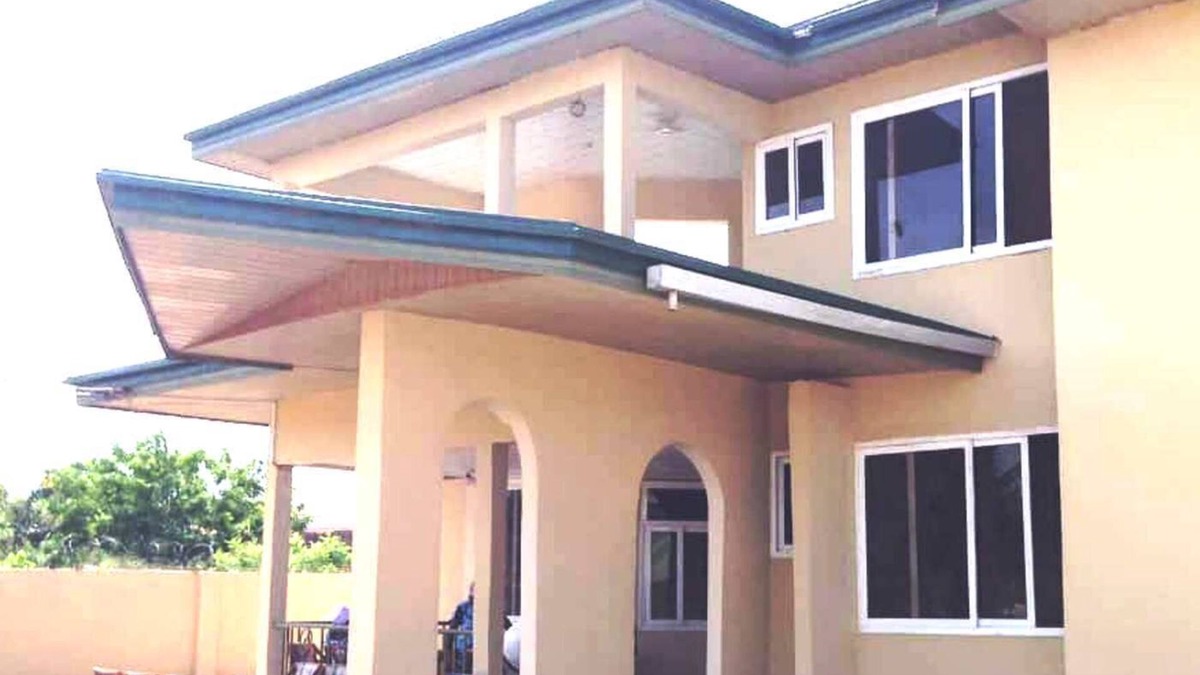 Kwabenyan Apartment | 3 Bedroom and 2 Bathroom Living Room Luxury Apartment