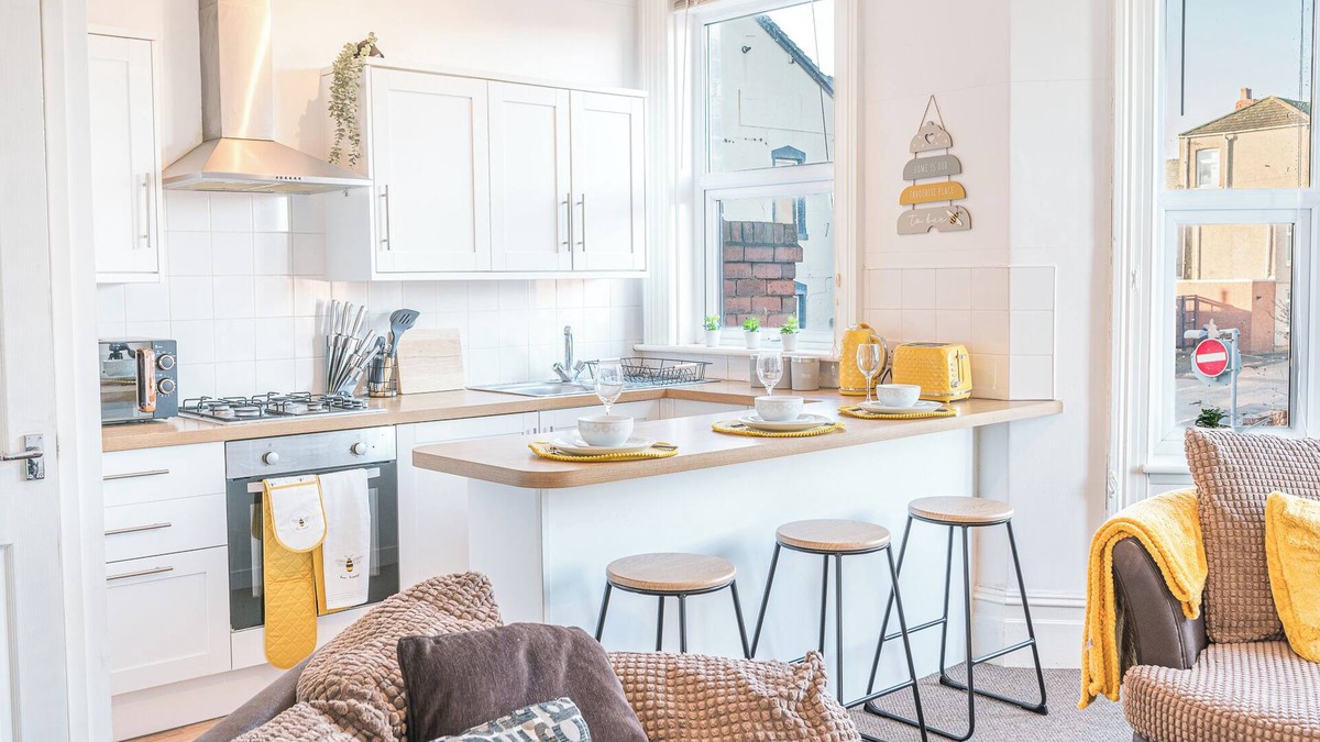 Barrow-in-Furness Apartment | 3-bedroom apartment in marvelous Barrow-in-Furness with WiFi, AC