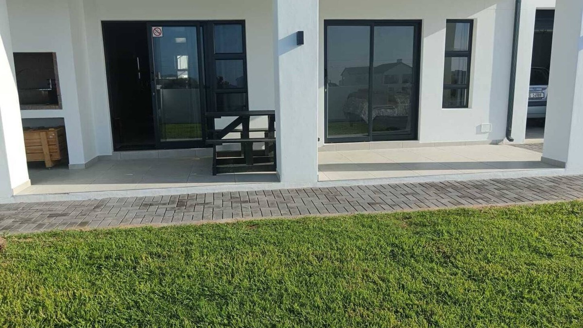 St. Helena Bay Apartment | 3-bedroom apartment in fabulous Saint Helena Bay with AC, Wi-Fi, braai etc.