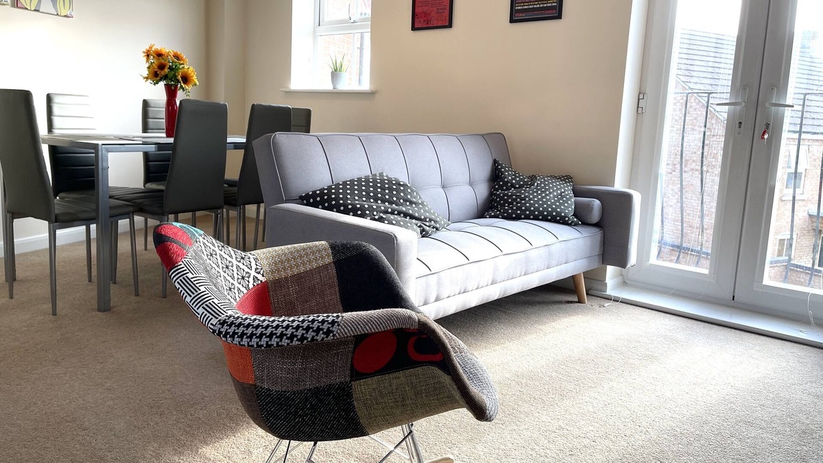 Higham Ferrers House | 3 Bedroom apartment, sleeps 8, Elec car charge port