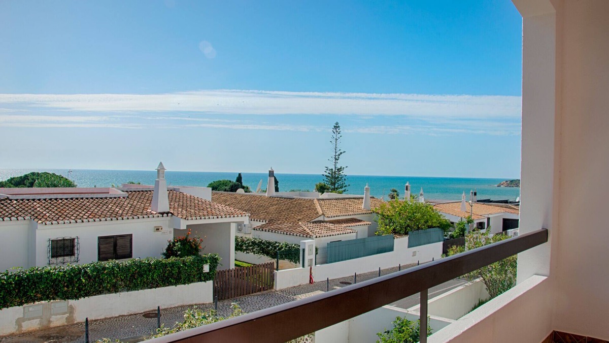 Olhos D'Agua Apartment | 3 Bedroom Apartment in Olhos de Agua, Sea View, 5 Minutes Walk from Maria Luísa