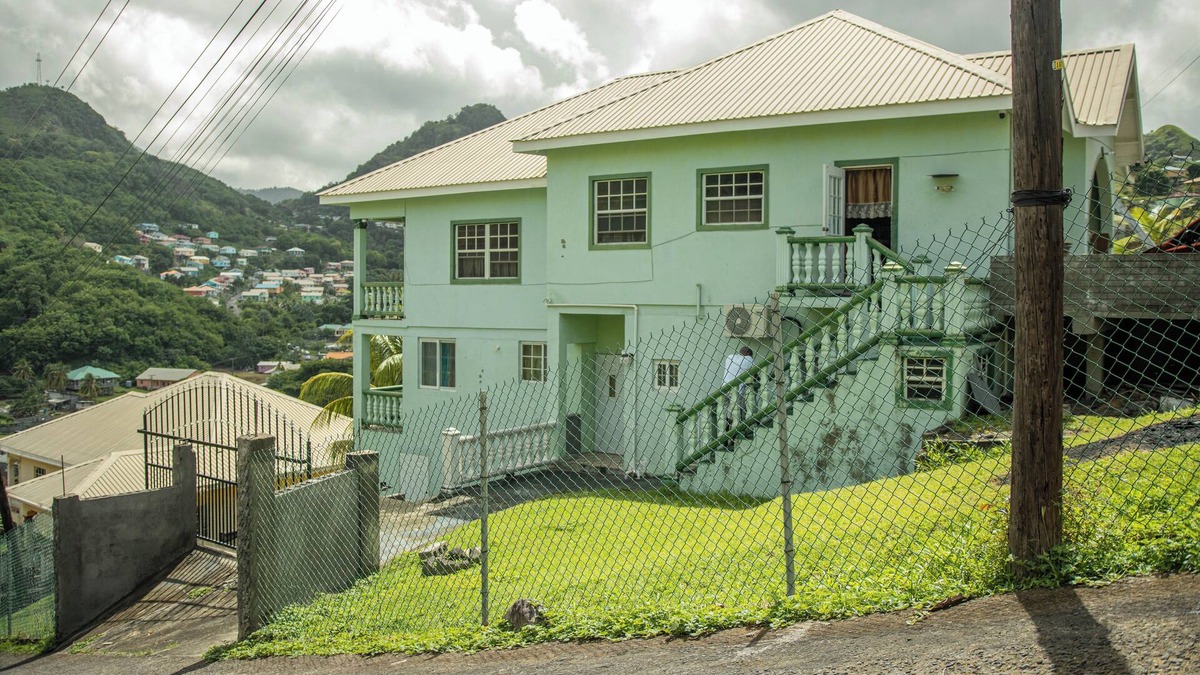Kingstown Apartment | 3-bedroom apartment in charming Clare Valley with AC, WiFi