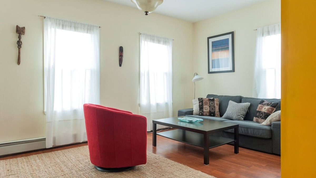 East Somerville Apartment | 3 bedroom apartment next to T stop/off street parking