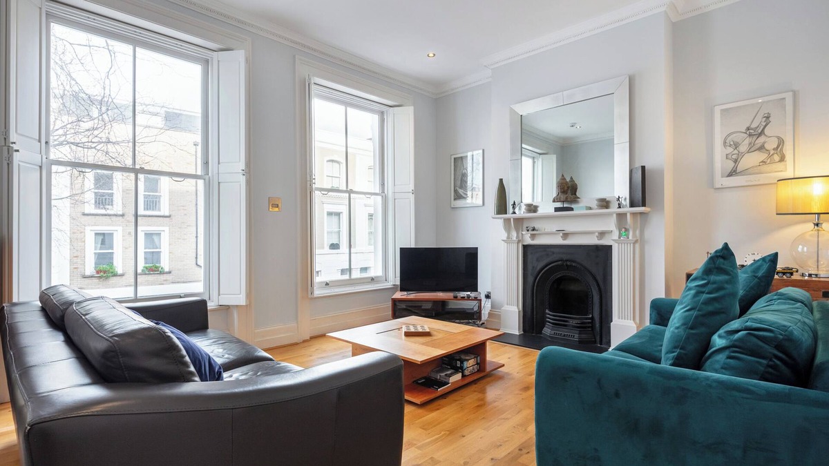 West Brompton Apartment | 3-bedroom apartment with terrace on a quiet one-way street
