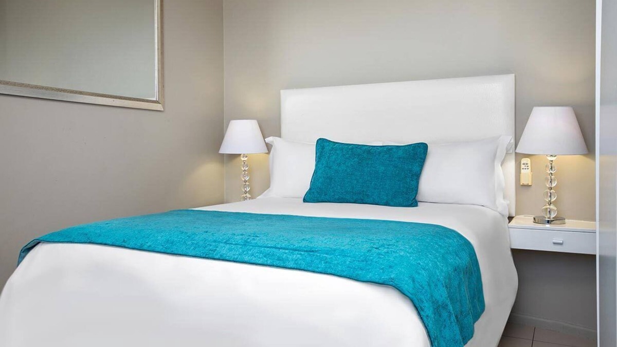 Cape Town Apartment | 3-bedroom beach front apartment in Cape Town with Sea View and Robben Island