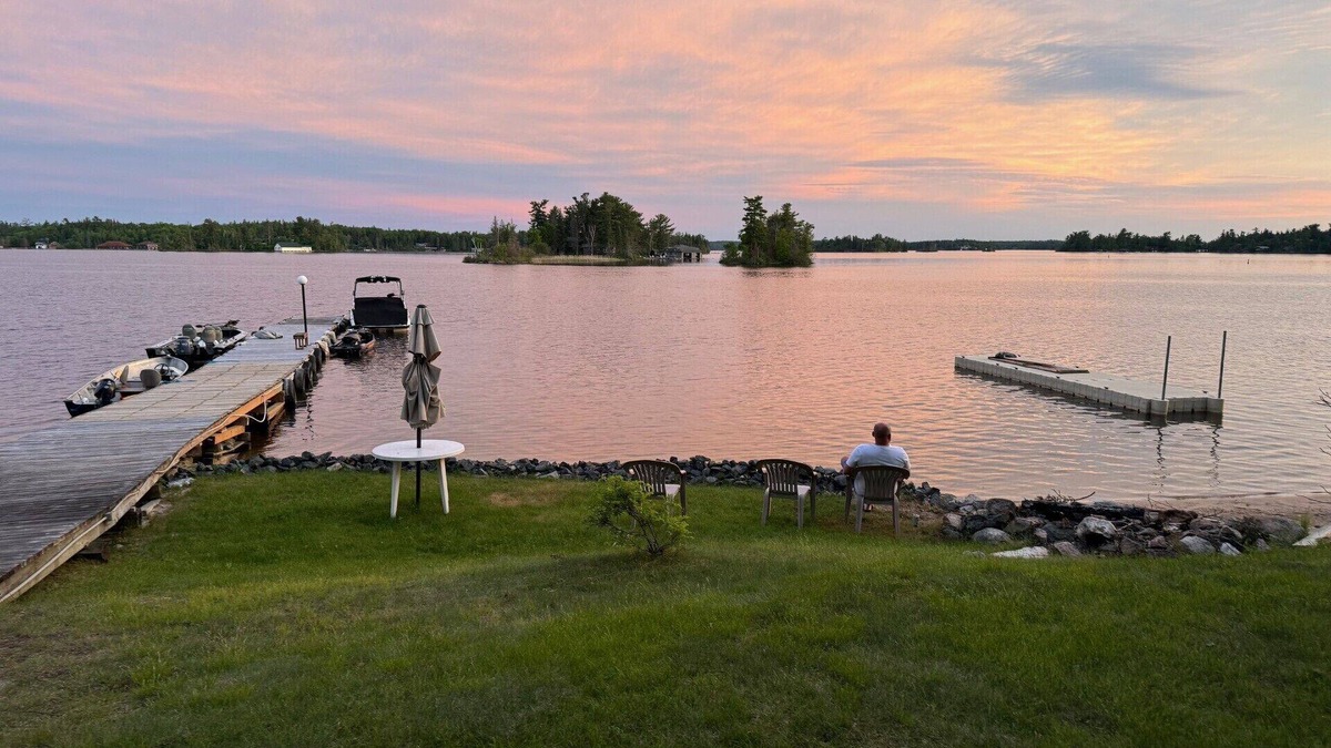 Kenora Cottage | 3 Bedroom Beachfront Cottage on Lake of the Woods