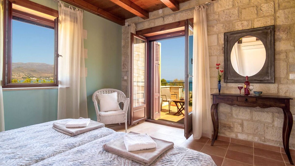 Rapaniana Villa | 3 bedroom Beachfront Villa Emerald 80 meters from the beach