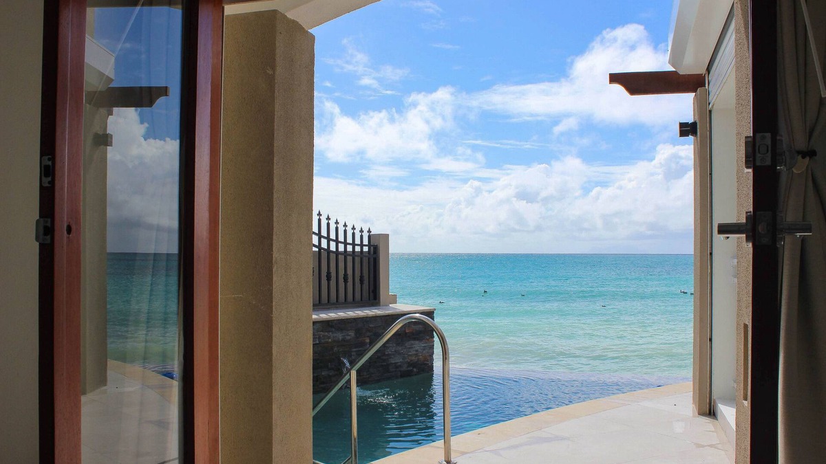Beacon Hill Villa | 3 Bedroom Beachfront Villa with Pool