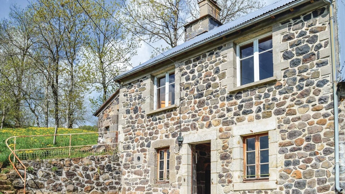 Saint-Hippolyte House | 3 bedroom beautiful home in Cheylade