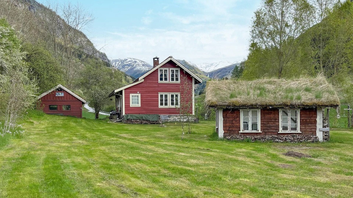 Viksoyri House | 3 bedroom beautiful home in Vik i sogn