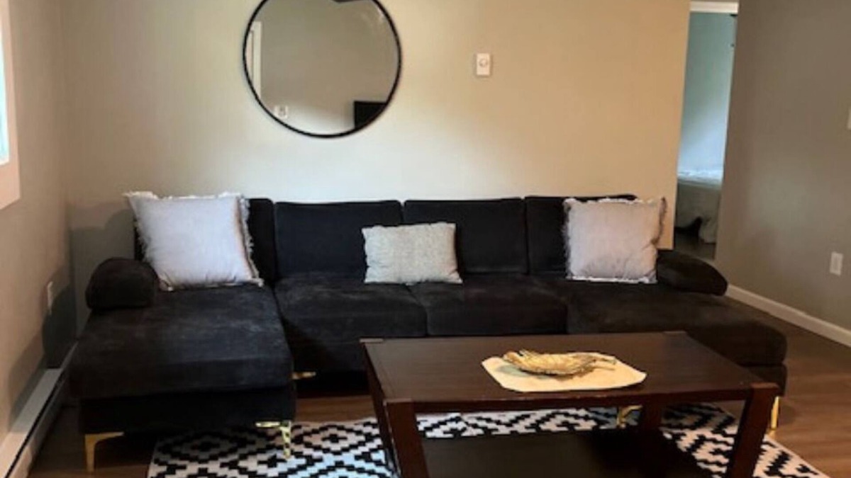 Gansevoort Apartment | 3-bedroom beautiful apartment 10 mins from track, SPAC, & Saratoga Springs w/AC