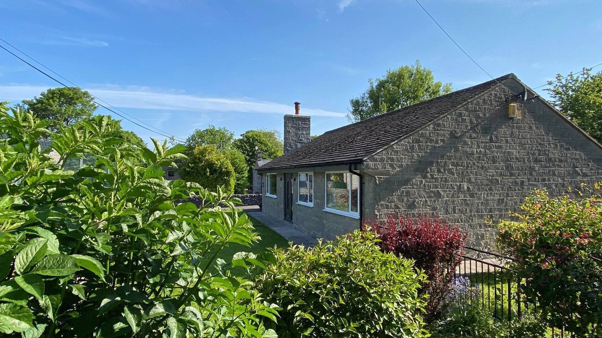 Monyash House | 3 Bedroom, Bright and Airy Bungalow in Monyash Village sleeps 6