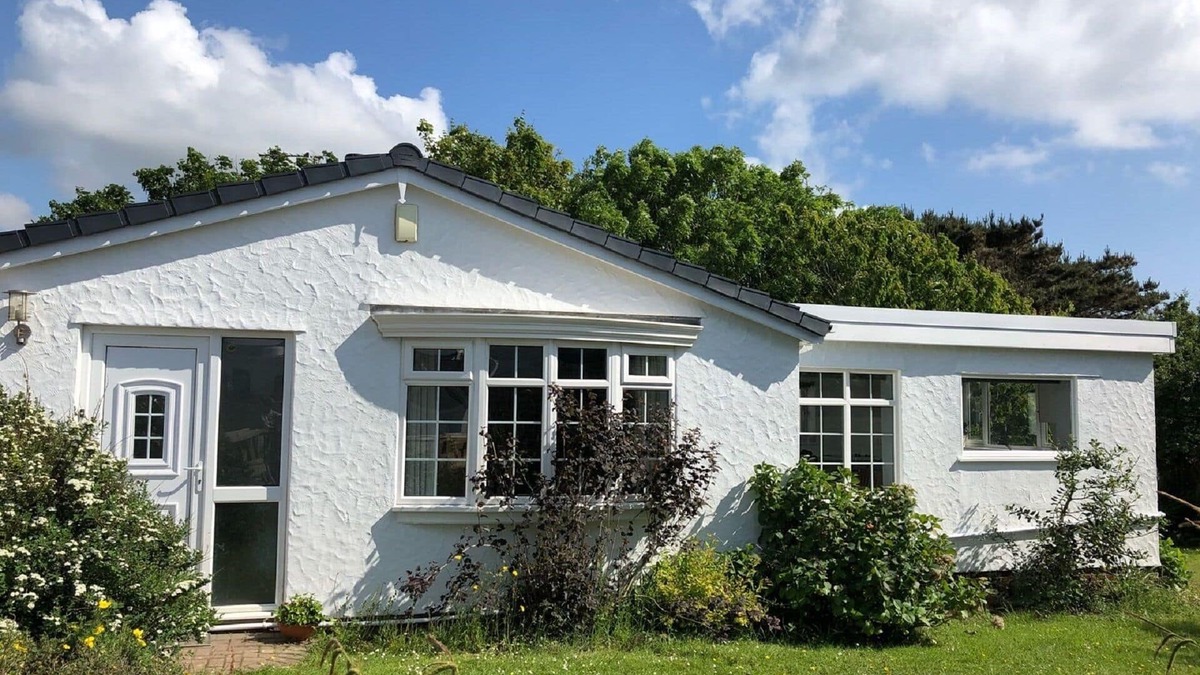 Rhosneigr House | 3 Bedroom Bungalow with large secure garden close to Sandy Beaches