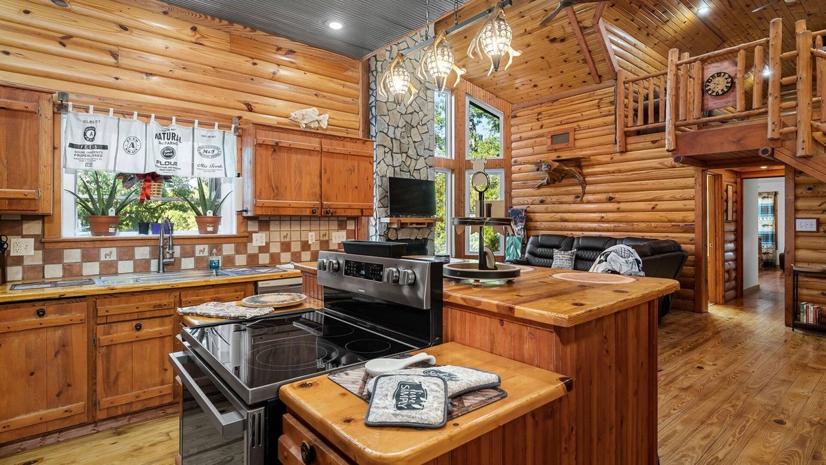 Richwoods Cabin | 3-bedroom cabin in Lonedell, Missouri. Overlooking the lake