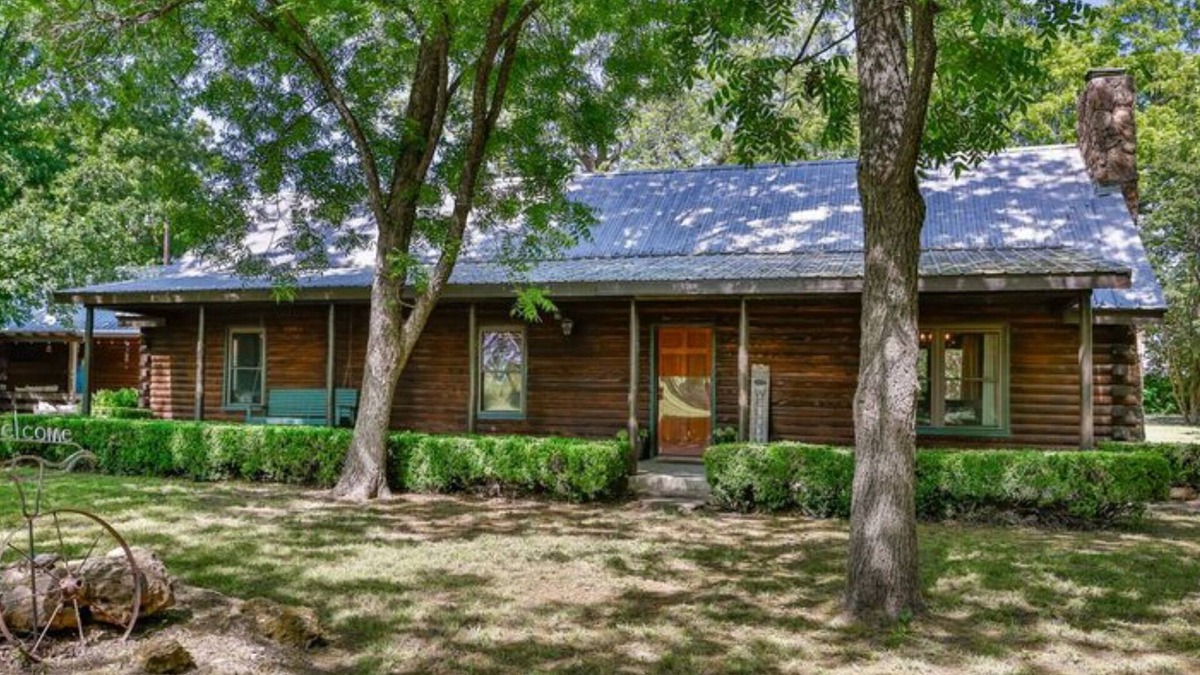 Valley View Cabin | 3-bedroom cabin in wonderful Valley View with hot tub! Sleeps 6!