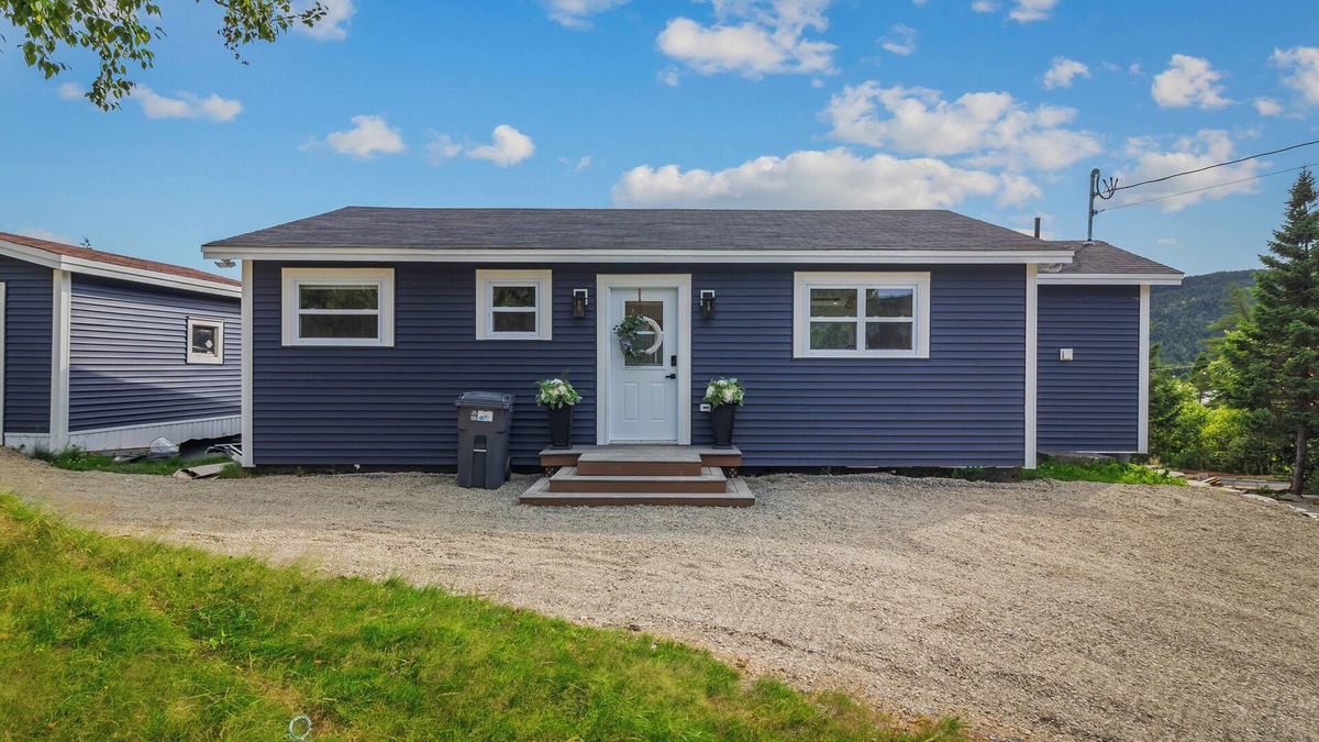Cape Broyle Cabin | 3-bedroom cabin on Horsechops Pond, Cape Broyle with Hot tub, AC, WiFi